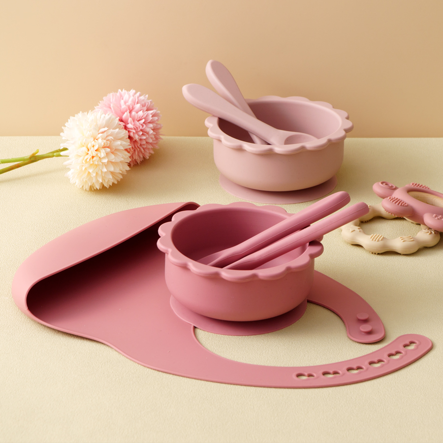 Waterproof Baby Bibs Silicone - ชุดเครื่องใช้บนโต๊ะอาหารทำจากซิลิโคนสำหรับเด็ก4ชิ้นช้อนแบบนิ่มกันน้ำได้ชุดอาหารเด็กแบบพกพาชามรูปสิงโต
